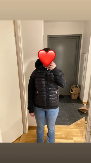 Svart pufferjacka från Moncler S - Säljer en svart pufferjacka från Moncler i storlek S. Jackan har quiltad front, huva, dragkedja och Moncler-logga på ärmen. Ärmar och sidor är i mjukare tyg medan framsidan är glansig. Perfekt för dig som vill ha en snygg och sportig look.