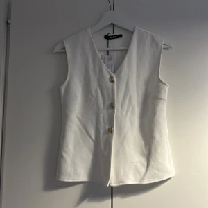 Super fin topp från bikbok - Helt ny oanvänd topp från bikbok med lappen kvar säljer då jag glömt Skivka tillbacka och den är för liten 