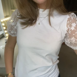 Zara blus - Supersöt blus från Zara med spetsdetaljer på axlarna. Så himla fin😍💓