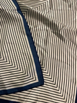 Vit och marinblå mönstrad sidenscarf - Snygg blå vit randig scarf. Använd 2-3 ggr endast.