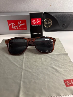 Rayban boyfriend  - Ett par RB boyfriend old school som jag använt 5-10 gånger. Säljer dem nu för jag har fler.