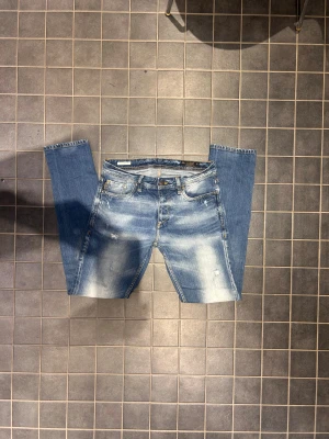 Jack and Jones jeans  - Säljer de här svin snygga Jack and Jones jeansen i storlek W31 L34 i modellen slimfit/tim, jeansen har både en jätte snygg tvätt men även väldigt snygga sluttningar, priset är inte fast utan går att diskutera!