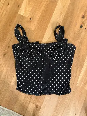 Helt ny prickig korsett topp. Stretchiga material och man kan välja hur tight man vill spänna den 