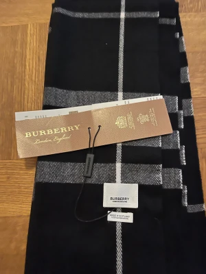 Svart burberry halsduk med vita rutiga mönster - Säljer denna helt nya burberry halsduken i svart färg med vita mönster. Halsduken har bara testas och är i nyskick. Pris kan diskuteras skriv om ni har frågor