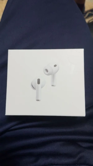 AirPods Pro - Hej, jag säljer helt nya AirPods Pro som farsan fick av sin abonnemang och gav mig dem. Jag kände att jag har ingen behöv av dem eftersom jag redan har ett par därför väljer jag att sälja dem till en som behöver.