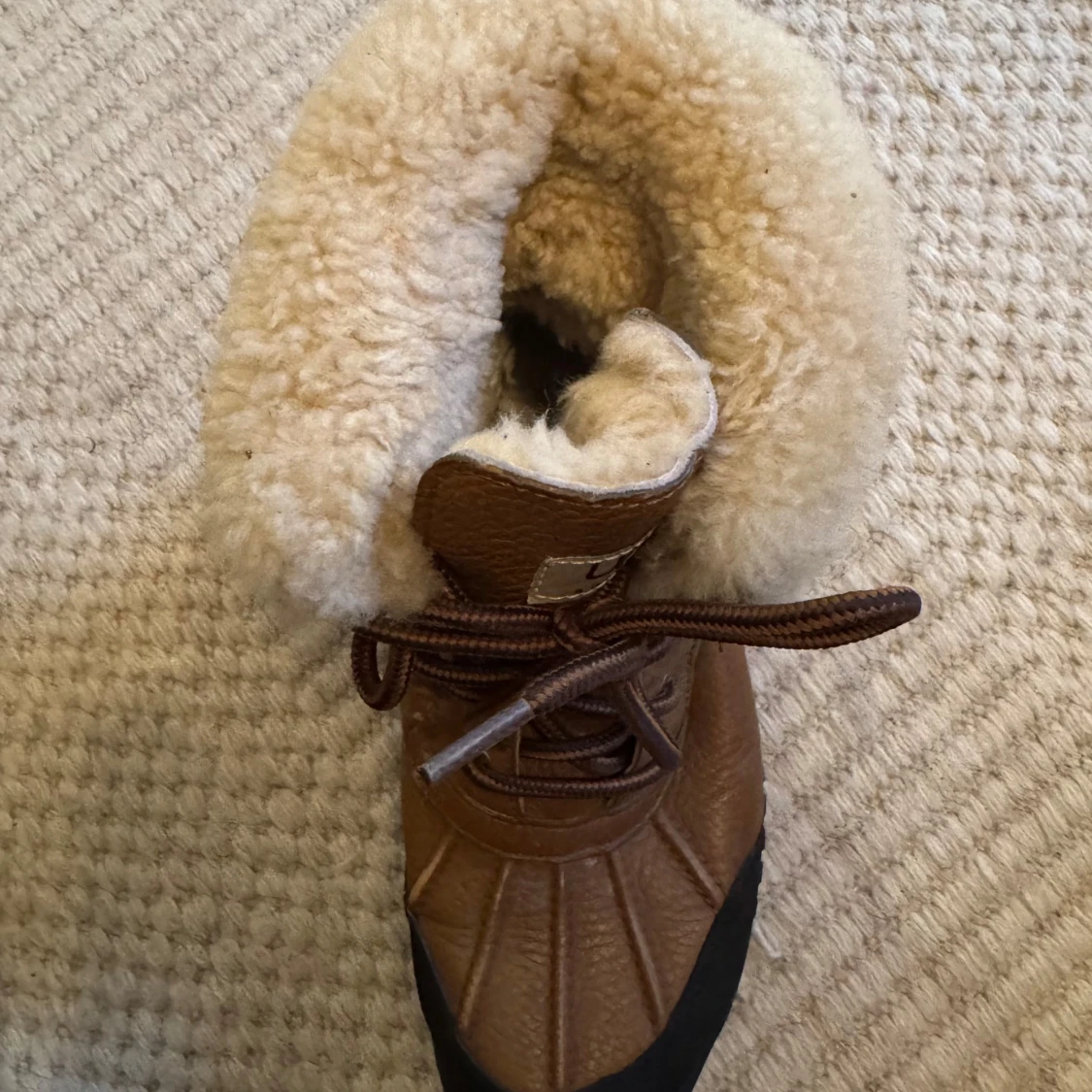 Bruna vinterboots från UGG med fårskinn - 4