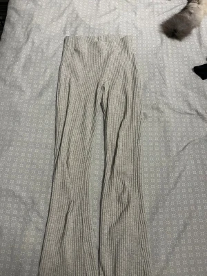 Beiga/grå vida byxor från Gina - Fint skick, sköna 