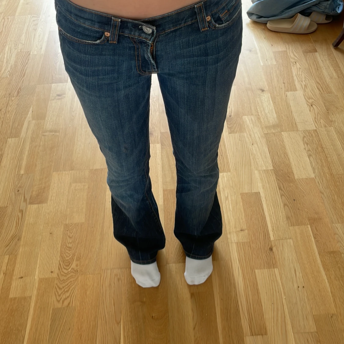 Blå bootcut jeans från 7 for all mankind 