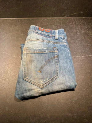 Dondup jeans ljusblå slitna jeans - Hejsan’ jag säljer nu dessa riktigt feta jeans ifrån Dondup. Dem har en defekt och de är hålet på knät. Annars är dem i bra skick!! W29-30! Hör av er om ni har frågor!