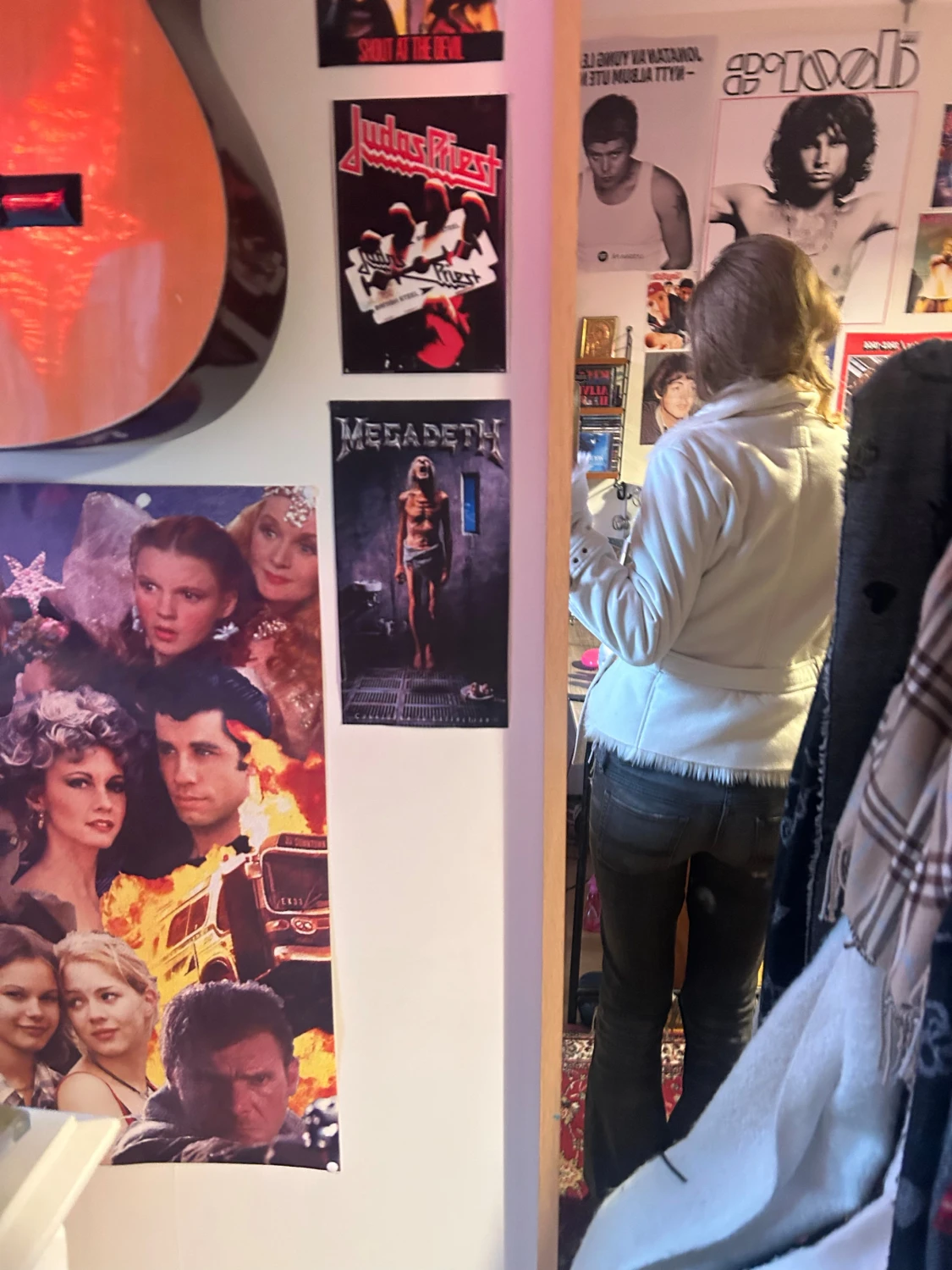 Vit pälsjacka med bälte och detaljer - 4