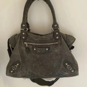Balenciaga väska  - Vääldigt sliten balenciaga city bag från 2021❣️❣️ Förekommer ett litet hål vid handtaget, slitage på skinnet etc! Var till början grå men lackade om till svart och färgen har börjat spräcka! Tror detta dock går att lämna in eller fixa själv ❤️ 