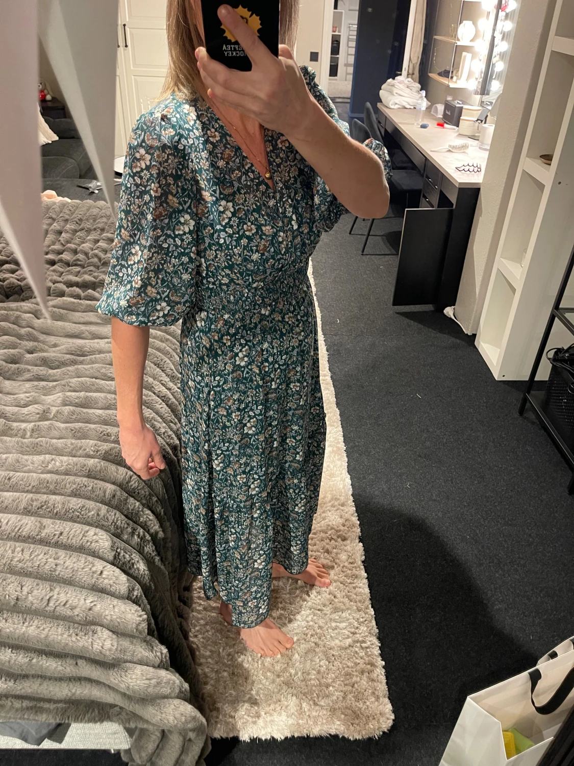 Blommig långklänning med v-ringning - 1