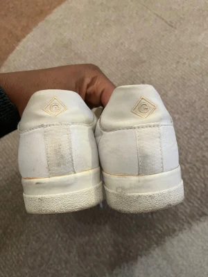 Fina Gant skor!!! - Stiliga och mångsidiga skor – i toppskick! Säljer mina superfina skor som passar till nästan allt. De är bara använda några få gånger och är fortfarande i väldigt fint skick. Perfekta både till vardag och mer uppklädda outfits!  Nypris: 2000 kr Säljes för: 1000 kr  Hör av dig om du vill ha fler bilder eller info!