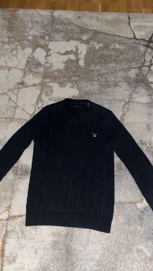 Gant stickad - Säljer en stickad gant tröja som inte används mer. Inga hål eller färg. Pris kan diskuteras vid snabbaffär 