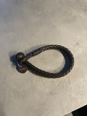 Bottega veneta armband  - Säljer mitt bottega armband som jag knappast använder längre, fick den i present för ett tag sen men den är princip helt ny, brun färg, sätt båda tjejer med de och killar så passar vem som helst, hör av er om ni vill veta något mer ❤️❤️