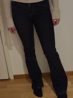 Only jeans  - Nyskick only jeans i modellen ONEBLUSH. Mörkblå färg, storlek XS/32. Passar även S. Pris kan diskuteras vid snabb affär
