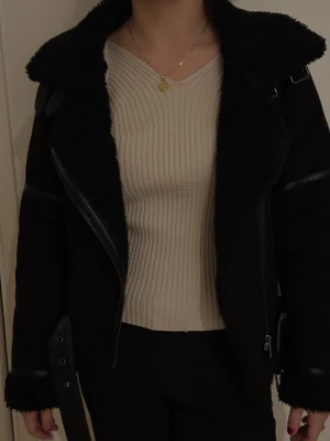 Zara jacka  - Jättefin Zara jacka med fina detaljer. Superfint skick. 