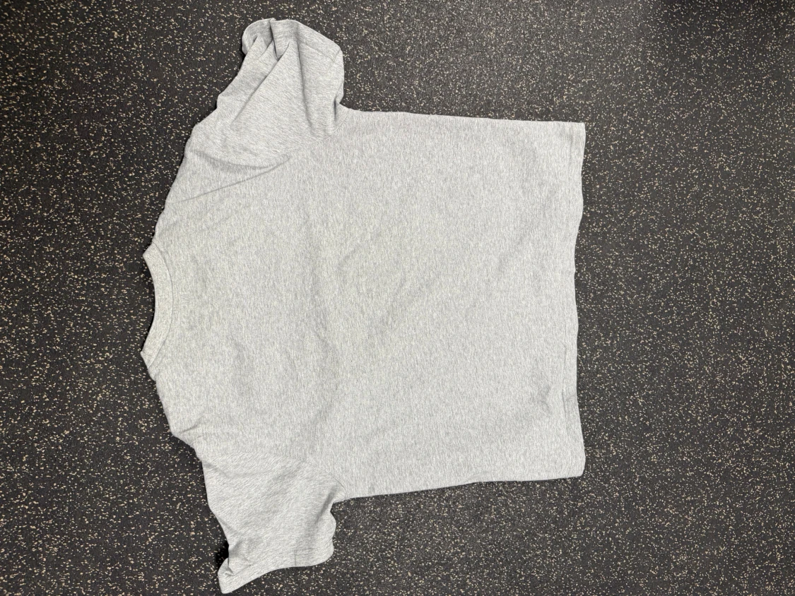 Grå t-shirt från Ami Paris med hjärtdetalj - 1