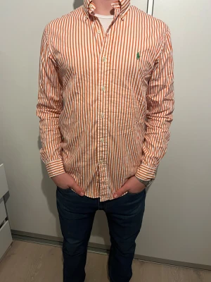 Ralph Lauren  - Säljer en randig Ralph lauren skjorta i storleken M slimfit. Har används ett fåtal gånger med varsamhet. Lätt att styla med ett par jeans till exempel. Hör av er vid frågor😇Pris kan diskuteras!