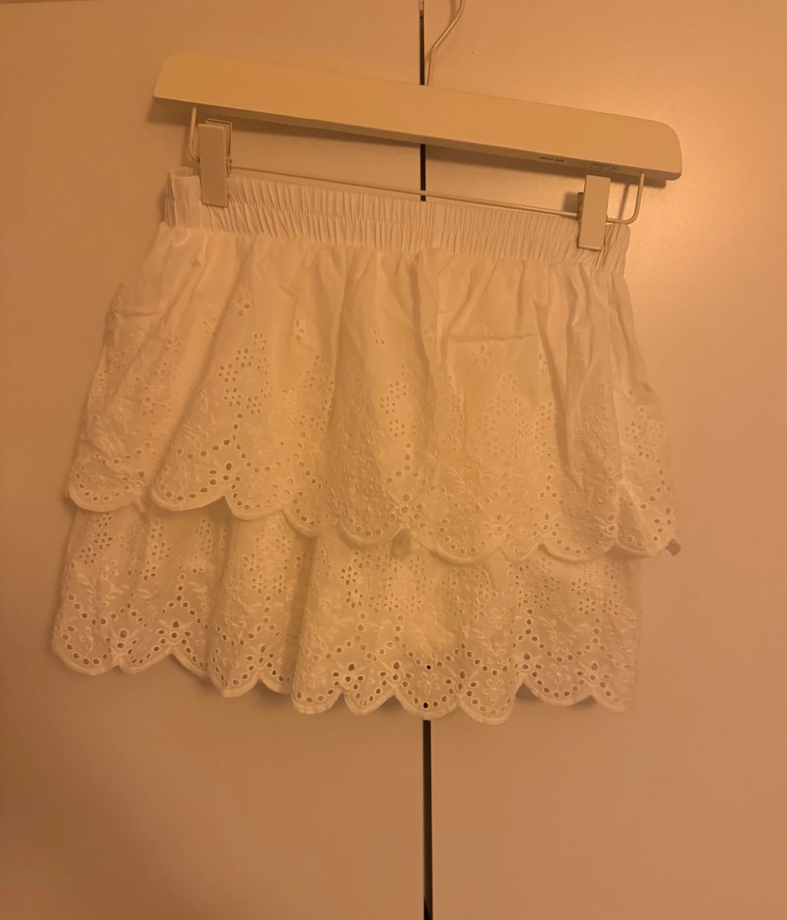 Vit volangkjol med broderade detaljer