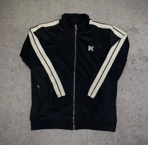 Palm Angels - Palm angels tröja ny modell. Storlek S men passar M, helt ny knappt använd. Vid frågor eller fler bilder kontakta mig🤝🏽