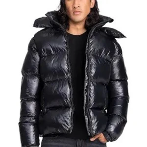 Svart pufferjacka med huva xs  - Säljer en svart pufferjacka med glansig finish och stor huva. Jackan har en schysst, puffig look och dragkedja framtill. Perfekt för dig som gillar streetstyle och vill hålla dig varm under kalla dagar. Passar även en s