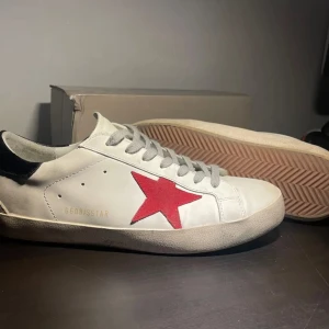 Golden goose - 🔵säljer ett par golden goose i toppskick, storlek 42,5 passar även 43, fraktar samma dag som köp! Hör av er vid funderingar 🤝