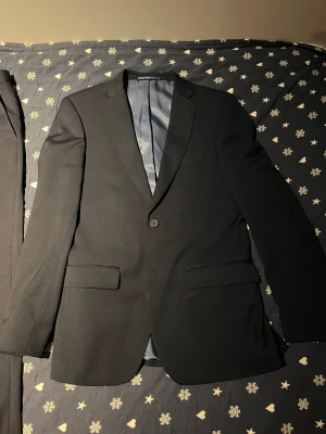 Marinblå kostym Dressmann  - Kavajen är i storlek 44 och byxorna i storlek 29/32. Använd enbart en gång, hör jöttegärna av dig vid funderingar 🔥