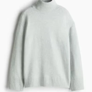 Stickad tröja  - Jätte fin tröja med krage bara använd en gång❤️