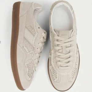 Alohas Crochet sneakers - Snygga beige sneakers från Alohas med fina spetsdetaljer. Endast använda en gång, då dom inte passar min fot. Perfekta till vardagen men också sommaren med alla dess firanden, studenten, skolavslutning, dop, semester. Nypris 1973kr