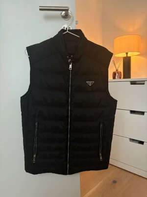 Prada väst - Hjälper min kille sälja sin väst från Prada. Använd fåtal gånger så väldigt bra skick. Han har storlek S.
