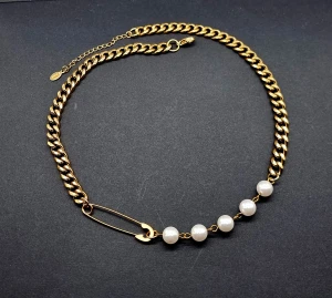 Stilfullt halsband  - Material-rostfritt stål. Kedjetjocklek-8mm .Liknande Maria Nilsdotters smycke