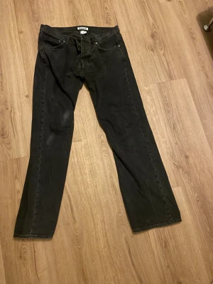Hope rush - Ett par hope rush denim jeans. Bra skick men med ett hål i framskickan som går att laga enkelt hemma med nål och tråd. Storlek 33