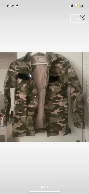 Militär jacka  - Sjukt snygg sällsynt militär jacka💞! Passar till alla outfits! Är 163 som referens! Storlek s-xs