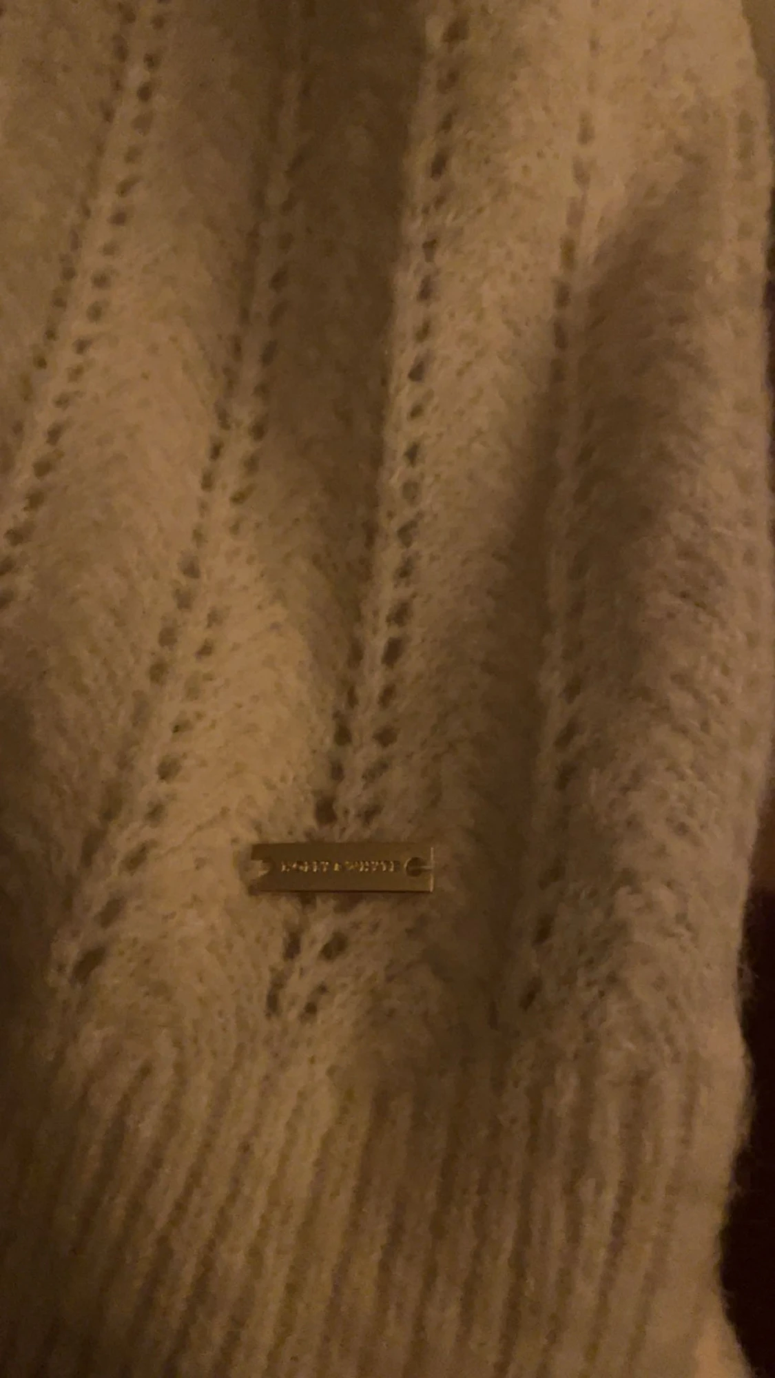 Stickad vit tröja med volanger - 2