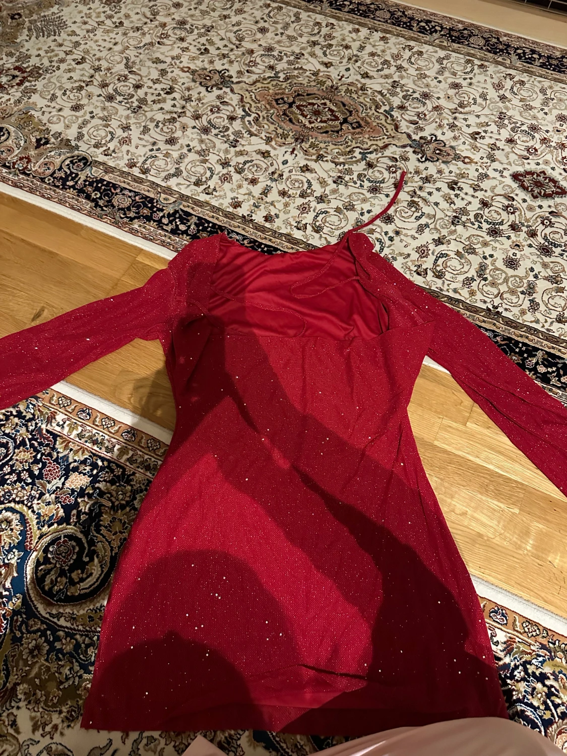 Röd glittrig kortklänning med långa ärmar - 1