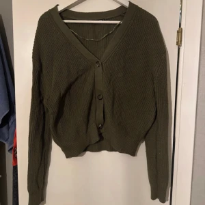 Olivgrön stickad kofta med knappar - Grön stickad kofta, storlek L🌸