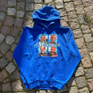 Hov1 Montague Blå Hoodie Merch - I ny skick                                                                               Marinblå Boxy Hov1 Album Tjocktröja