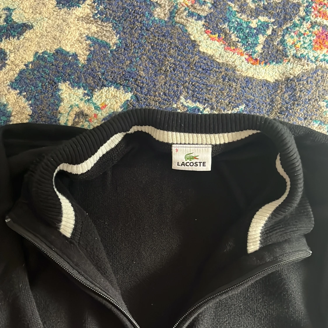 Svart stickad jacka från Lacoste - 1