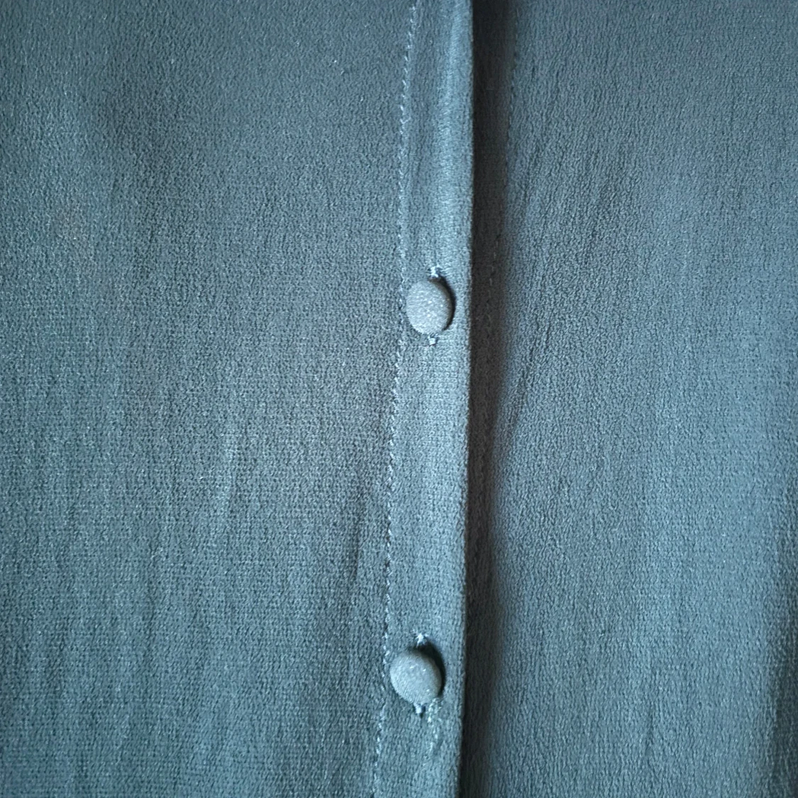 Mörkgrön blus med volang från Second Female - 2