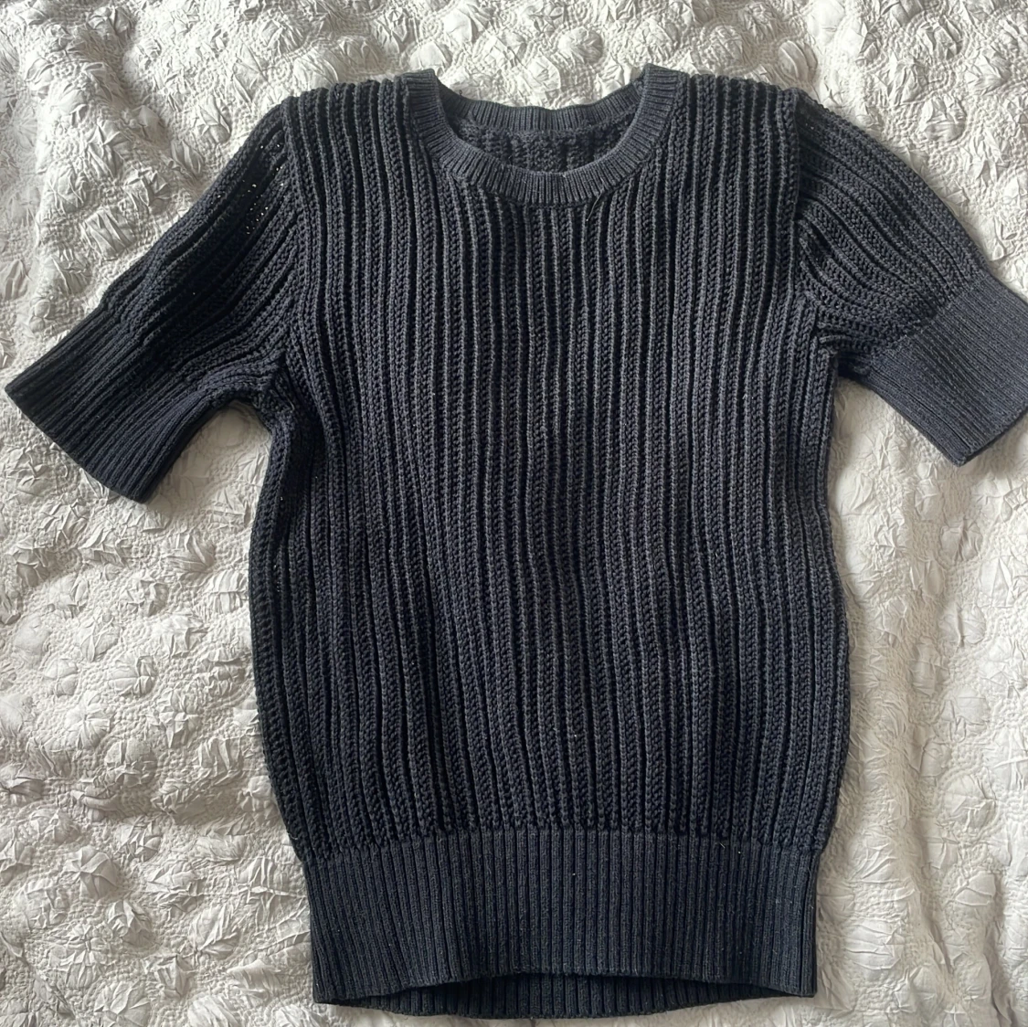 Ribbstickad svart kortärmad tröja