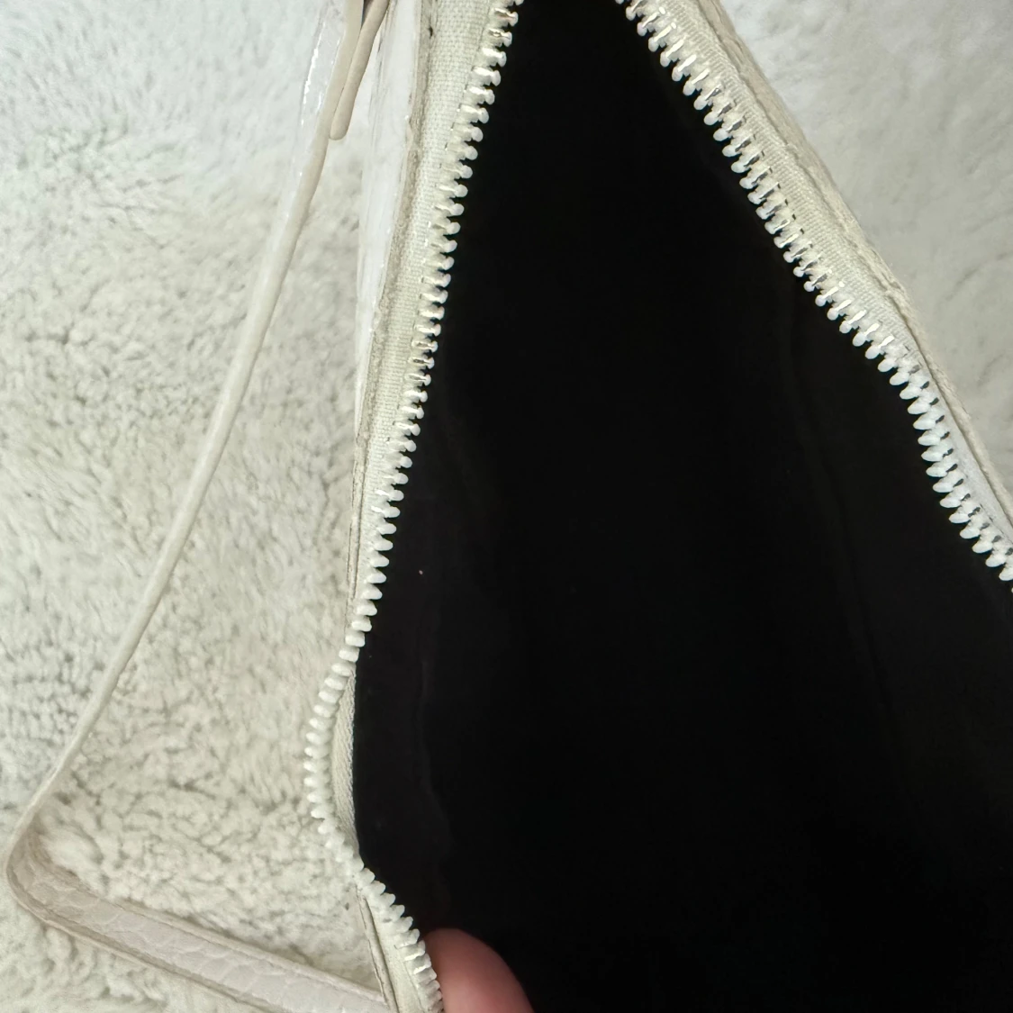 Vit axelväska i croco-imitation - 1