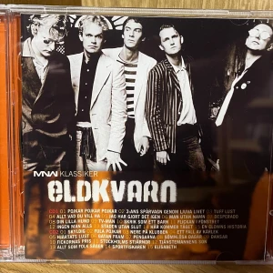 Eldkvarn Klassiker (2CD) - Samling med Eldkvarns största hits på 2 CD-skivor. Omslaget och fodralet är i mycket fint skick, utan synliga repor eller skador. Perfekt för dig som vill ha svensk rockklassiker i samlingen.