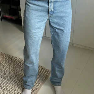Ljusblå raka jeans i klassisk modell - Säljer nu ett par ljusblå jeans med rak passform från Dr.Denim. Jeansen har normal midja och är tillverkade i denim. Modellen är 190cm, 78kg. Storlek 30/34. Skriv om ni har några som helst funderingar:)
