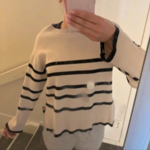 Randig beige tröja från Vero Moda - Jättefin stickad tröja som inte kommer till användning till längre 🌸