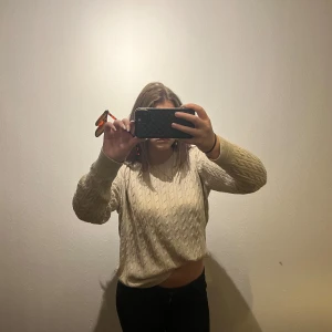 Beige stickad tröja  - Säljer en beige stickad tröja från Basic U. Tröjan har ett klassiskt flätmönster och långa ärmar. Perfekt för kyligare dagar. Passar bra till både jeans och kjol. Skriv vid frågor💗