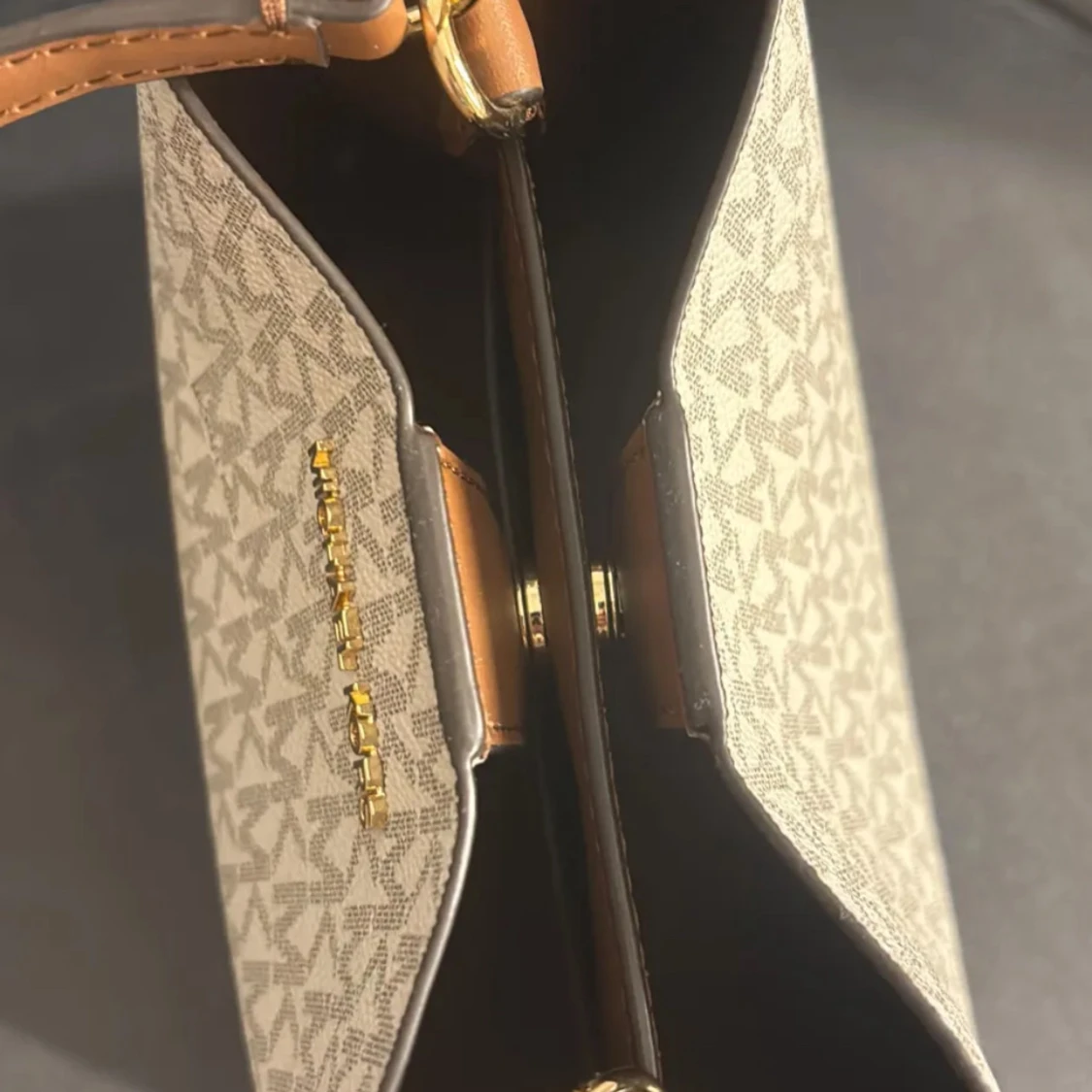 Handväska från Michael Kors - 2