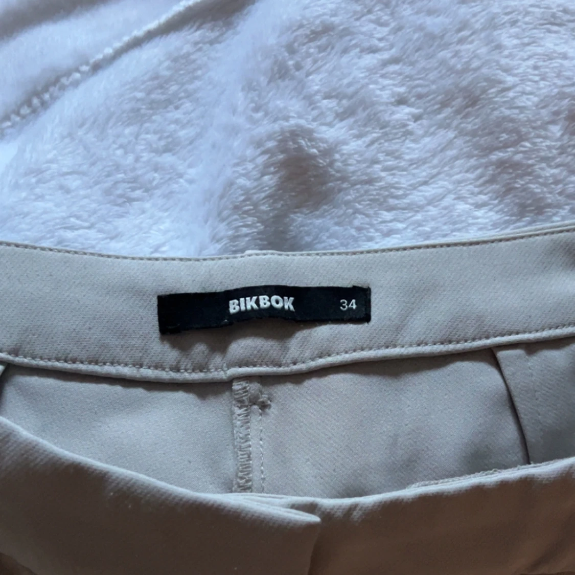 Lågmidjade Beigea kostymbyxar från BikBok - 3