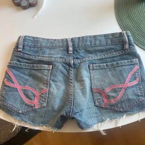 Jeansshorts från wf denim med rosa detaljer - Jättesöta och snygga jeansshorts till sommaren🌸☀️