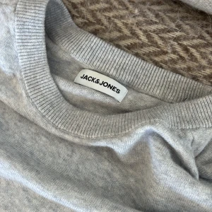 Ljusgrå stickad tröja Jack & Jones - 800 kr nypris, använd 1 gång, nyskick
